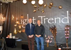 Links Jos Klein Nagelvoort met de eigenaar van Light Trend: een compact bedrijf dat gespecialiseerd is in de ontwikkeling en levering van klassieke en moderne verlichting aan verlichtings- en meubelzaken.
